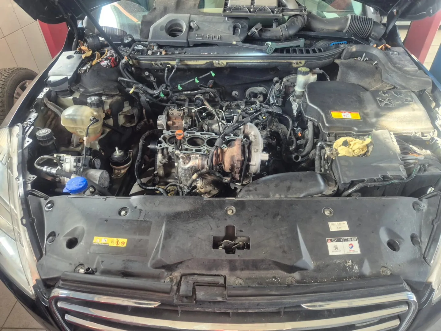 Motor sa skinutim usisnim delovima
