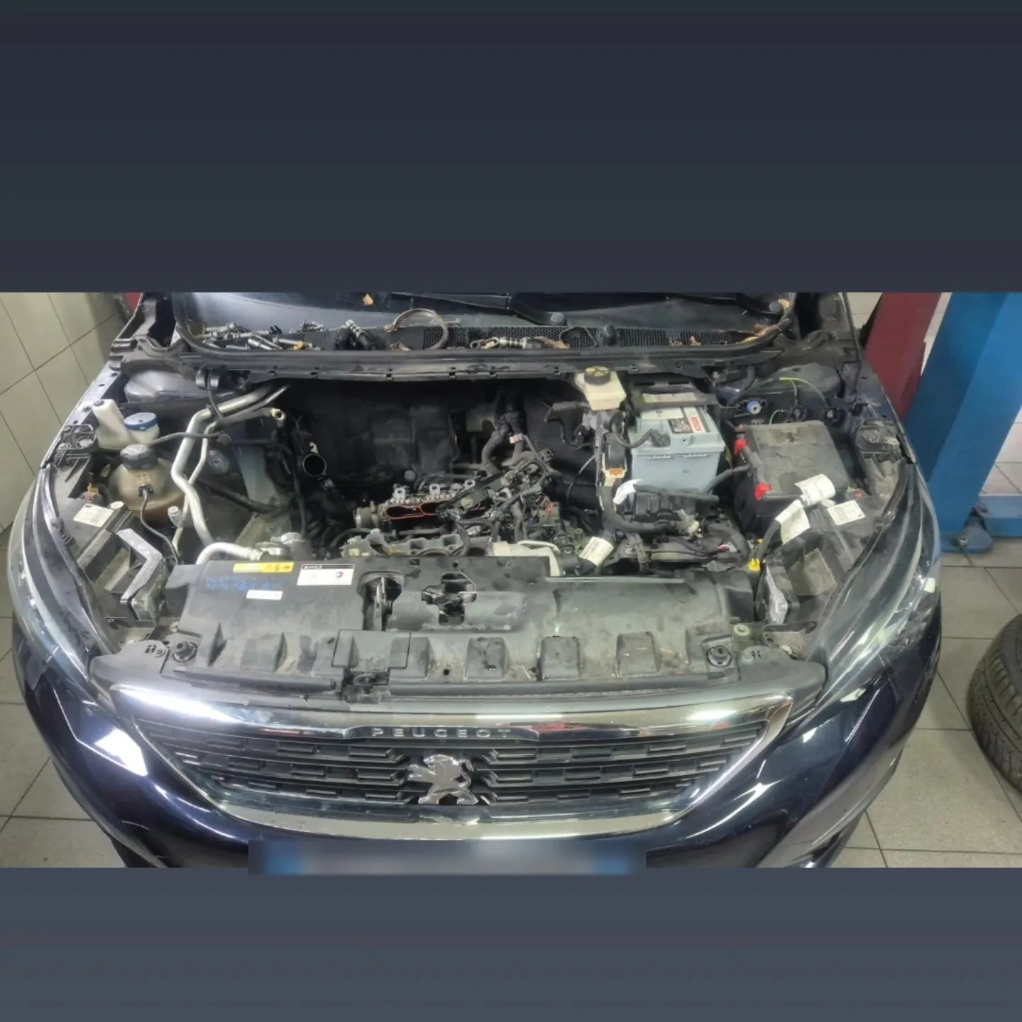Rastavljen motorni prostor Peugeot-a