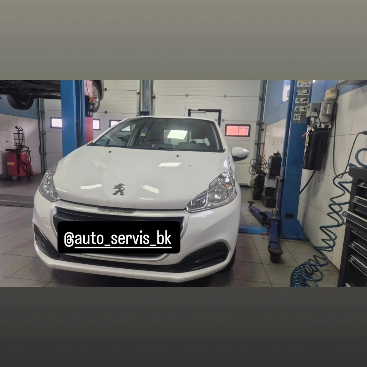 Peugeot 208 između dizalica