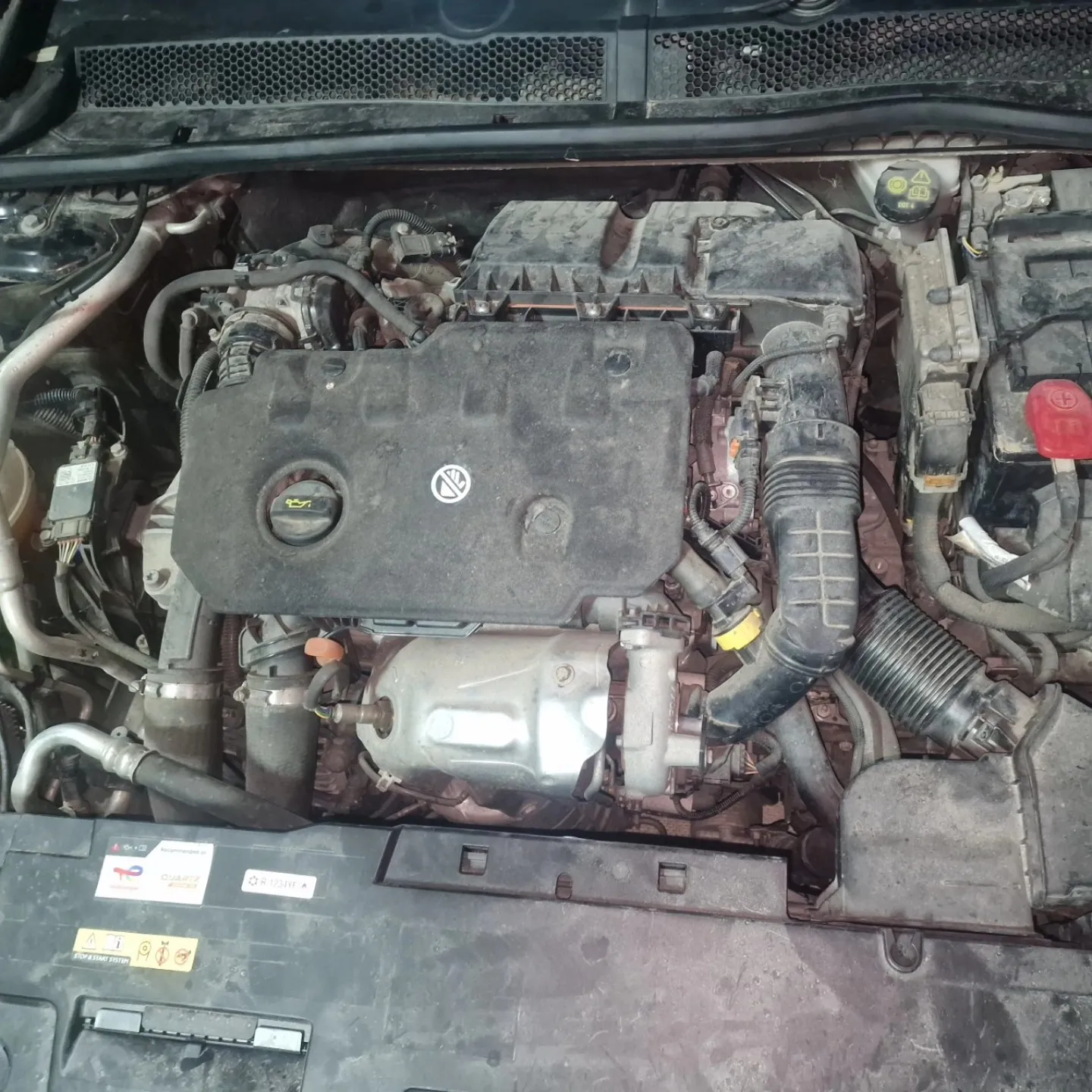 Motorni prostor pre servisa