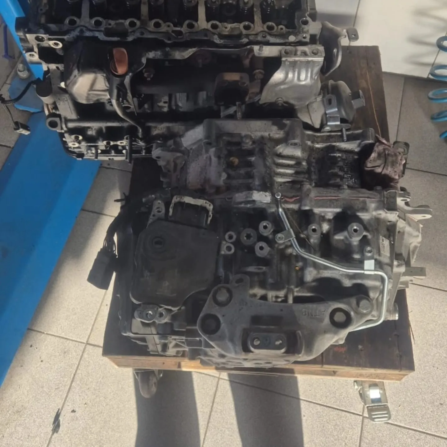 Izvađen motor na postolju